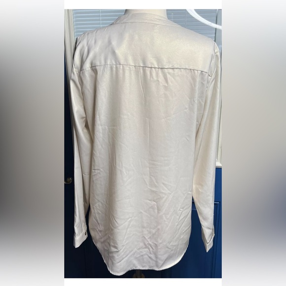 NWT- SLEEK CHIC SAMARA TOP by Chico’s Size 1 3/4 Button Up Dusted Gold LS - Picture 6 of 9